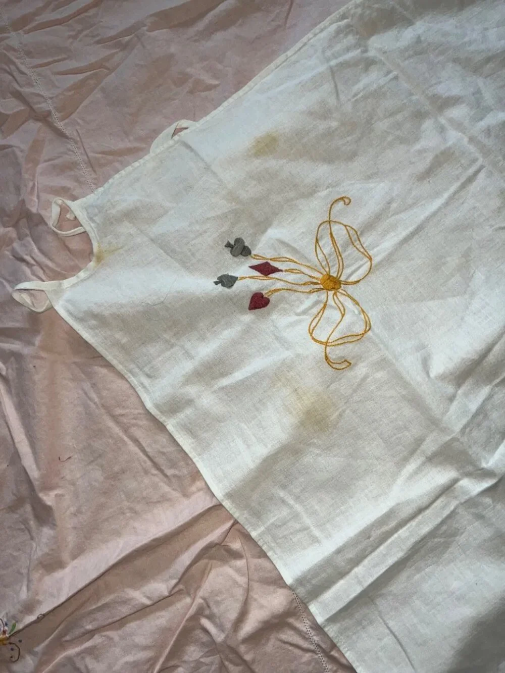VTG  White Linen Tablecloth Hand-Embroidered Card Suits Yellow Bow Bridge Poker